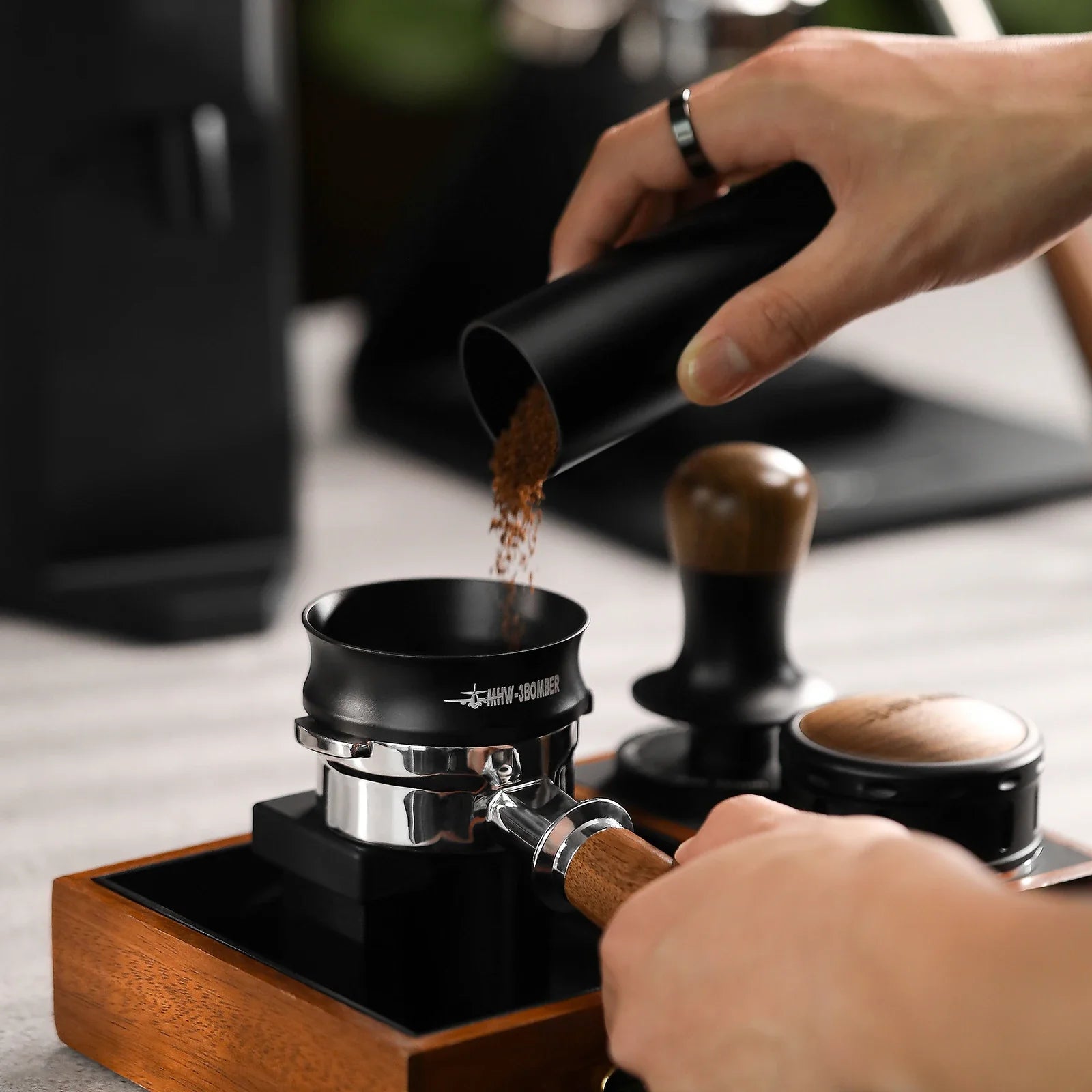 MHW-3BOMBER 58MM Magnetic Dosing Funnel with 10 Magnets Espresso Dosing Ring Fit 58mm Portafilter Chic Home Barista Accessories